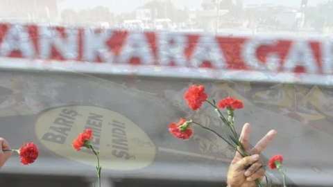 10 Ekim Ankara Katliamı anmasında karanfiller ve barış talebini yansıtan pankart