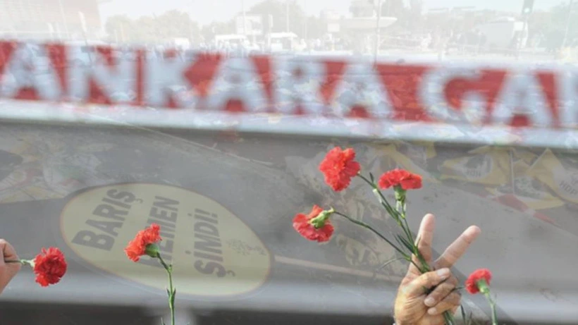 10 Ekim Ankara Katliamı anmasında karanfiller ve barış pankartı