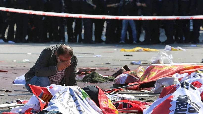 10 Ekim Ankara saldırısının ardından yerde oturan bir kişi ve etrafa saçılmış eşyalar