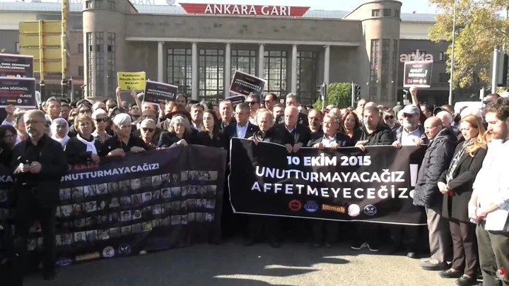 Ankara Garı önünde 10 Ekim 2015 saldırısında yaşamını yitirenleri anmak için toplanan kalabalık