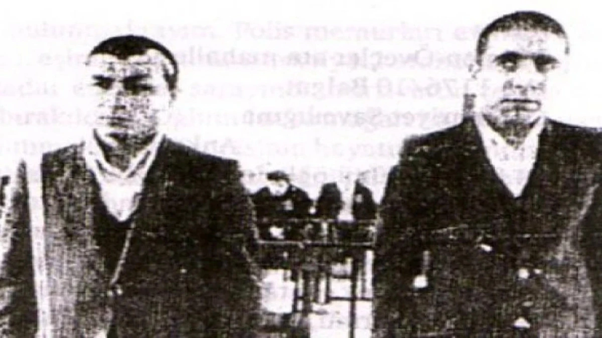 Yan yana duran iki kişinin siyah beyaz arşiv fotoğrafı