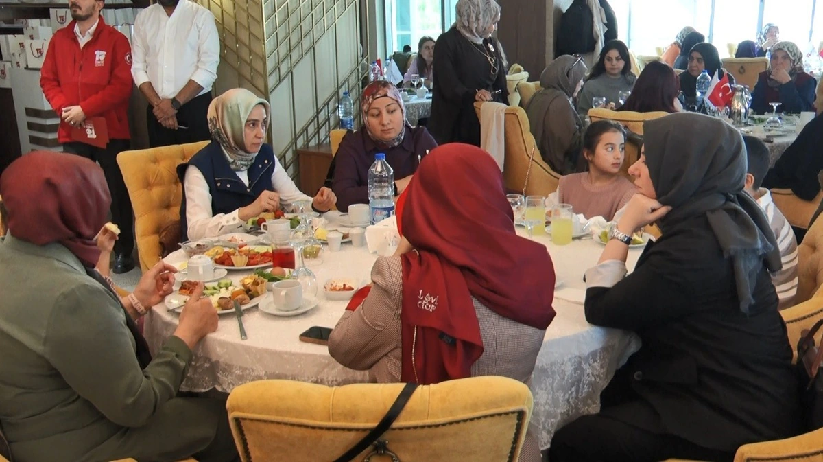 15 Temmuz şehitlerinin eşleri ve aileleri Ankara’daki kahvaltı programında bir arada