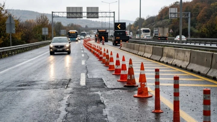 Otoyolda bakım çalışması için trafik konileriyle ayrılmış şerit ve ilerleyen araçlar