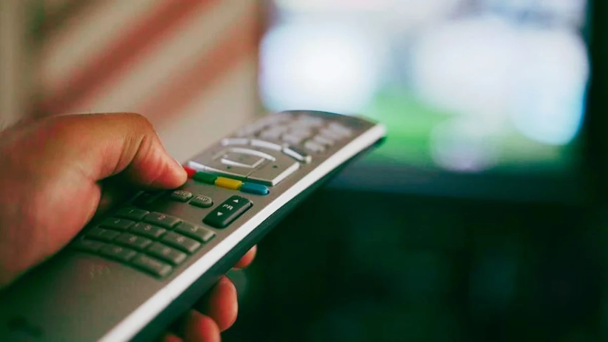 Televizyon ekranına yöneltilmiş bir uzaktan kumanda