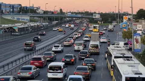 Yoğun trafikte ilerleyen araçların bulunduğu çok şeritli kara yolu