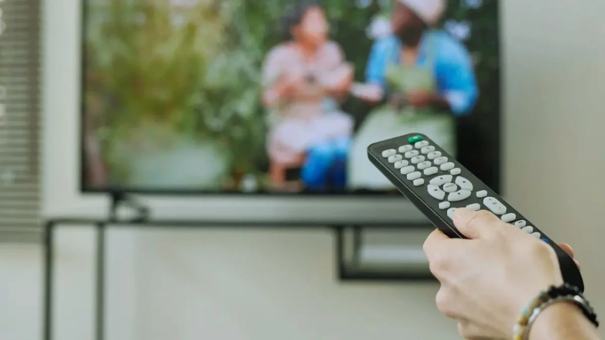 Televizyon ekranına yöneltilmiş uzaktan kumanda