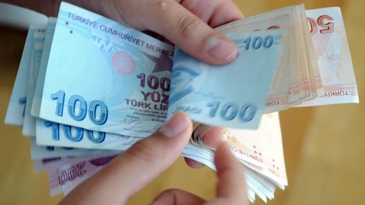 Ellerin Türk lirası banknotlarını saydığı görüntü