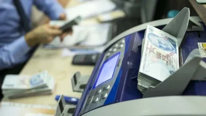 Banknotlar para sayma makinesinden geçerken görülen yakın plan