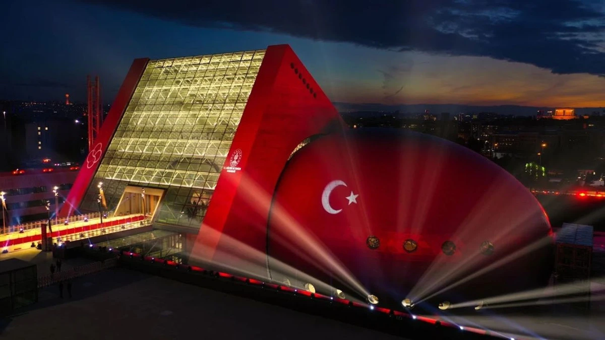 Cumhuriyet Bayramı için ışıklandırılmış Türk bayrağı temalı yapı