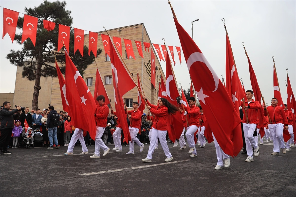 Türk bayrakları taşıyan katılımcılar Cumhuriyet Bayramı yürüyüşünde