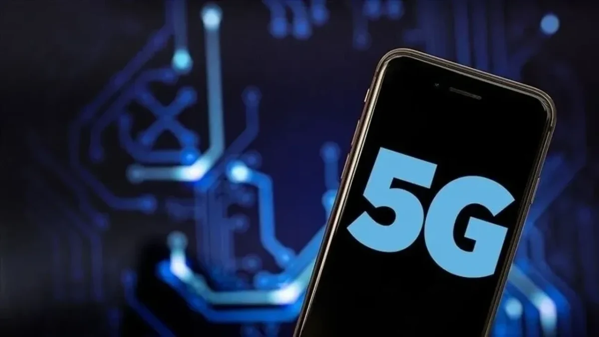 Ekranında 5G yazısı bulunan akıllı telefon