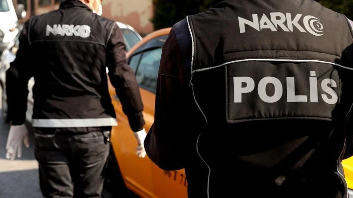 Narkotik polisleri operasyon sırasında