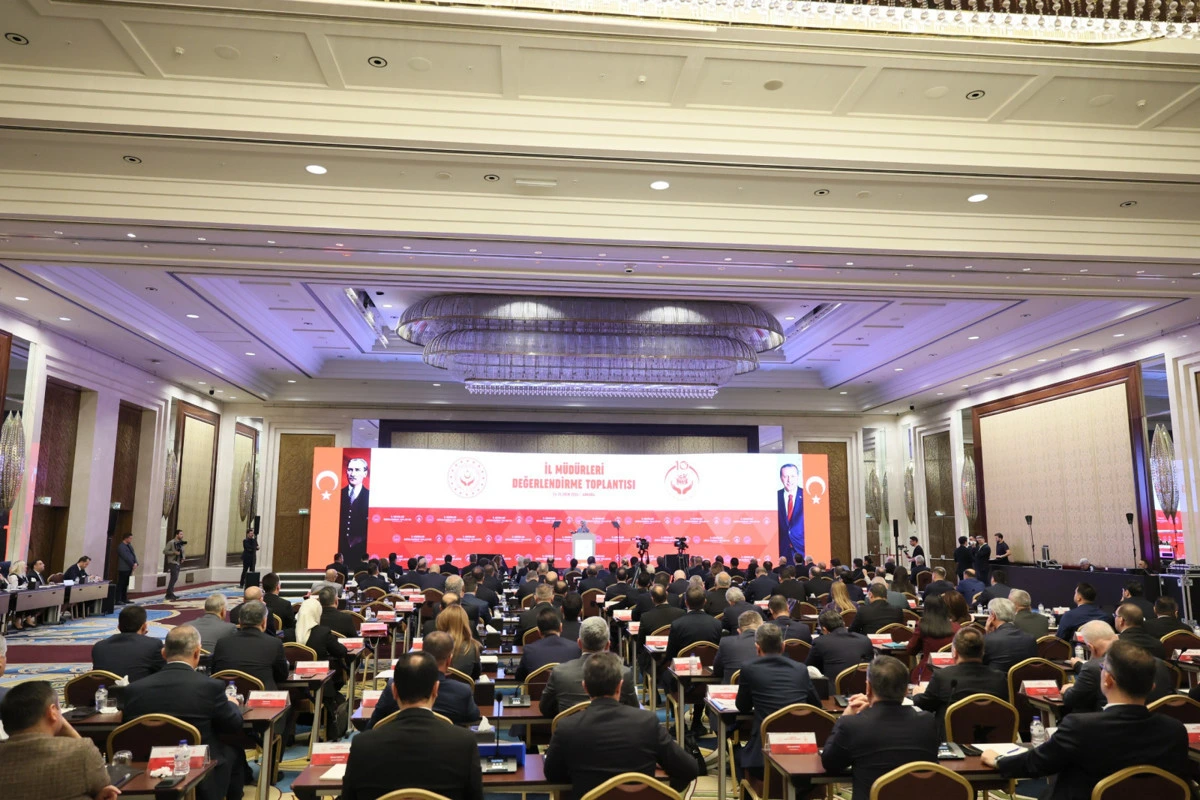 Ankara’daki yıllık değerlendirme toplantısına katılanlar salonda oturuyor