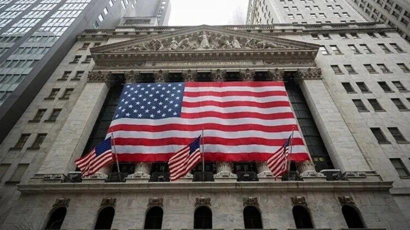 ABD bayrağıyla kaplı borsa binasının cephesi