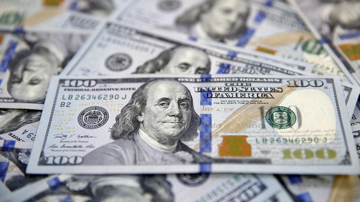 Üst üste duran ABD doları banknotlarında Benjamin Franklin portresi