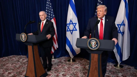 Donald Trump ve Binyamin Netanyahu, ABD ve İsrail bayraklarının önünde kürsülerde