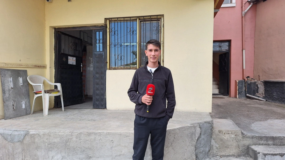 Abdulbaki Olpak, işletme binasının önünde