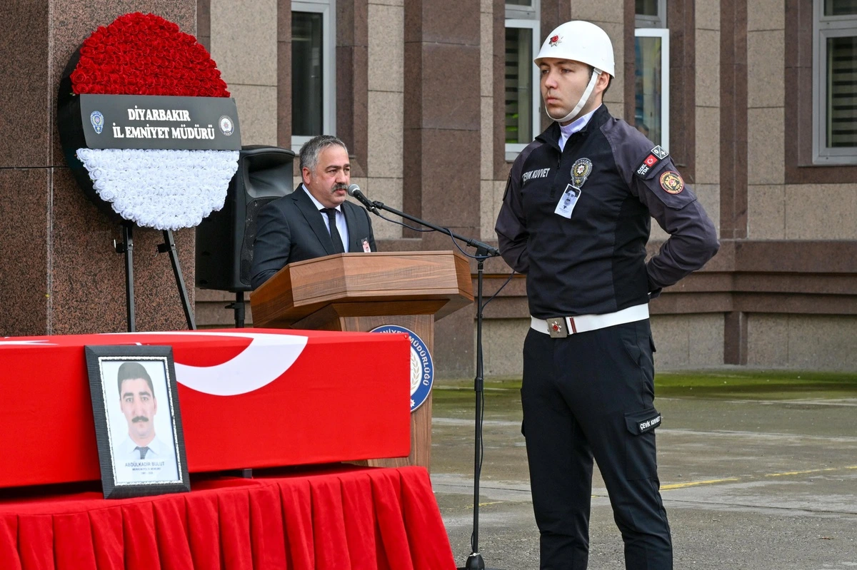 Polis memuru Abdülkadir Bulut için düzenlenen törende Türk bayrağına sarılı tabut ve tören görevlisi