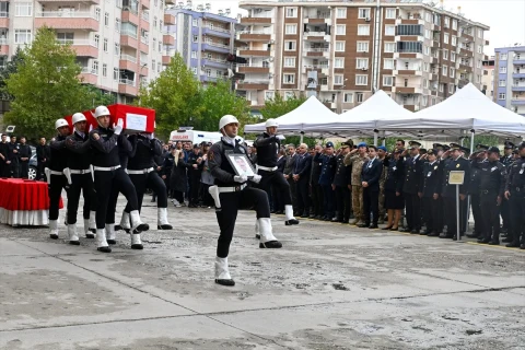 Polis memuru Abdulkadir Bulut için düzenlenen törende tabut tören alanında taşınıyor