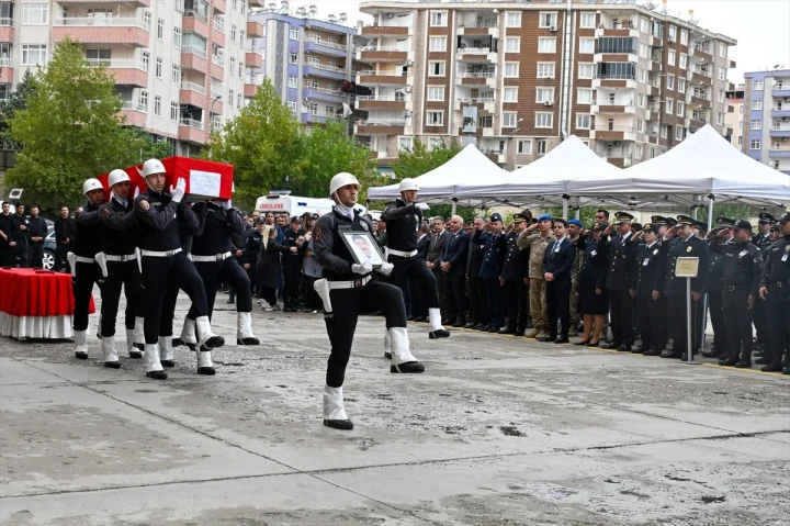Polis memuru Abdulkadir Bulut için düzenlenen törende tabut tören alanında taşınıyor
