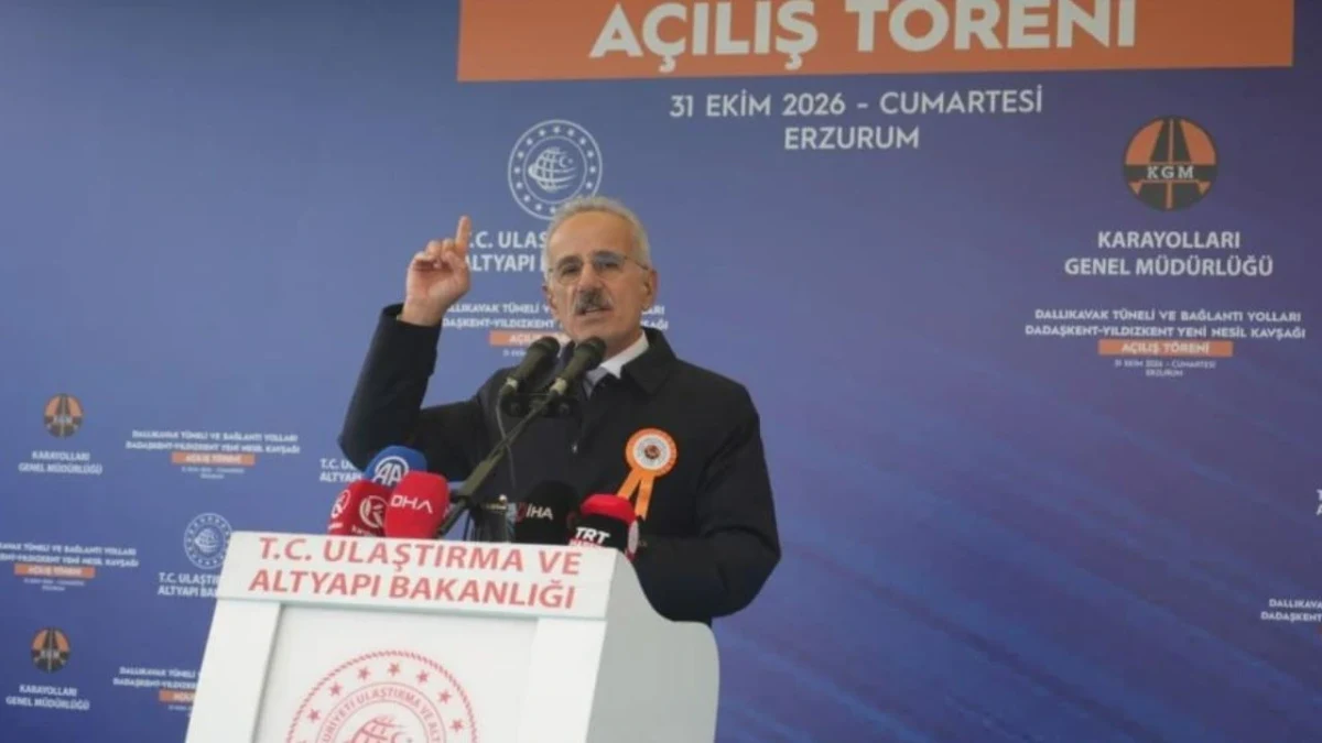 Abdulkadir Uraloğlu, Erzurum’daki açılış töreninde konuşma yapıyor