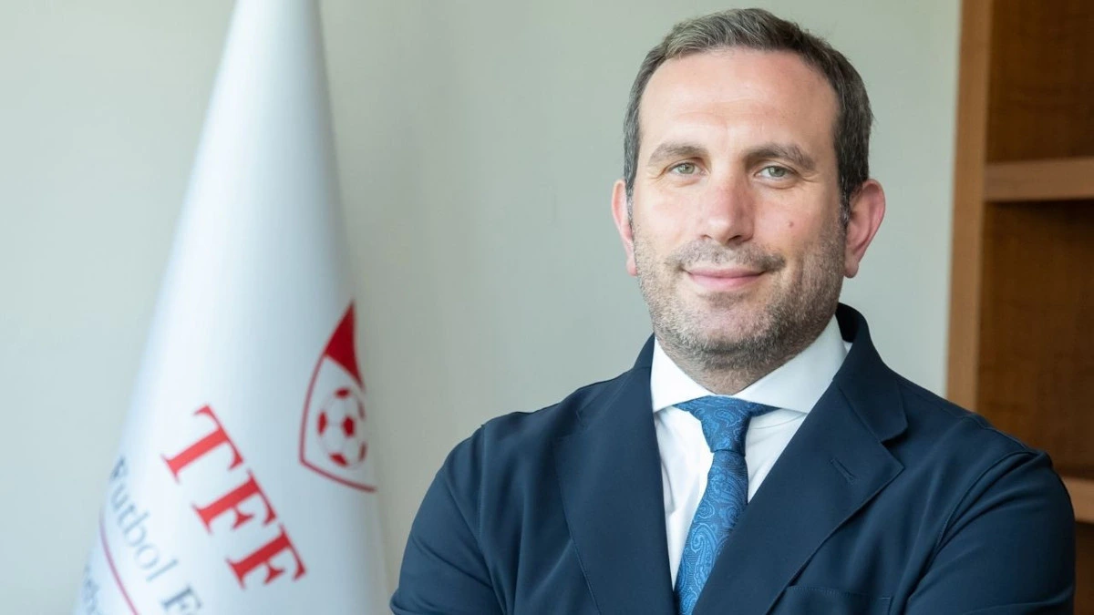 TFF Genel Sekreteri Abdullah Ayaz, federasyon bayrağının önünde
