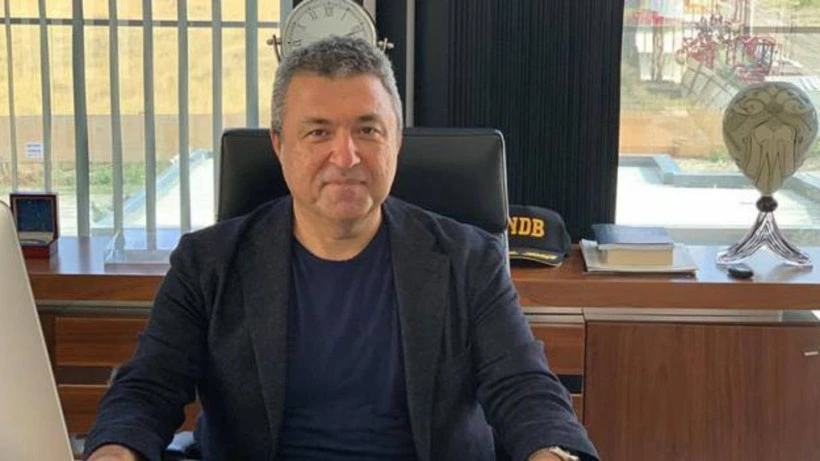 Abdullah Tolu ofisinde çalışma masasının önünde oturuyor