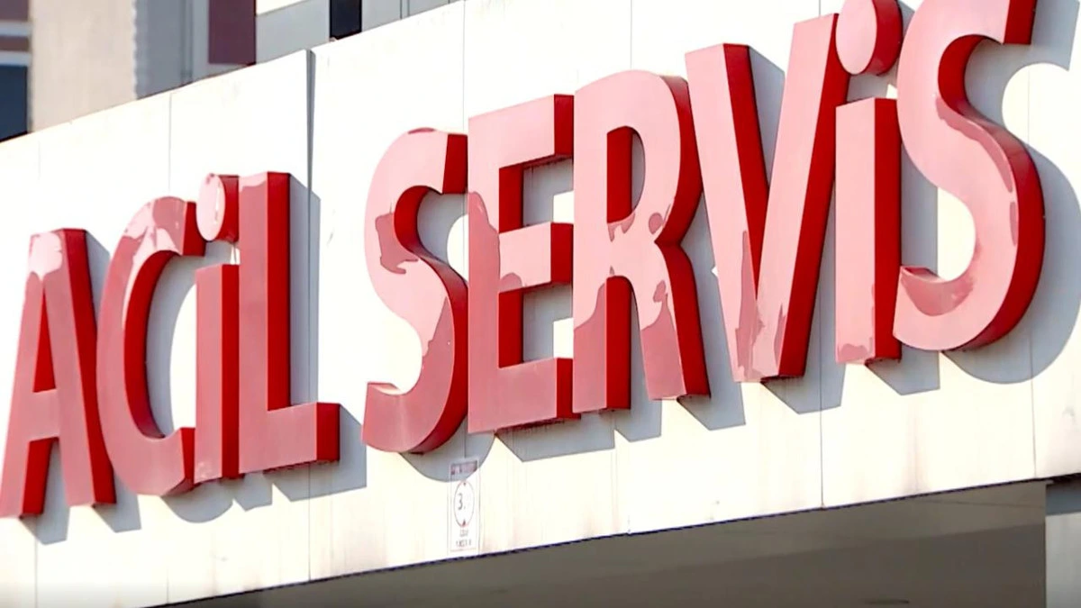 Bir sağlık kuruluşunun dış cephesindeki Acil Servis tabelası
