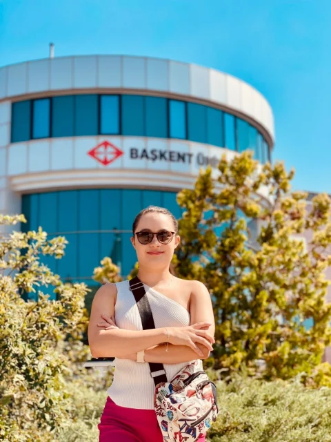 Milli yüzücü Ada Zehra Anlatıcı, Başkent Üniversitesi binasının önünde