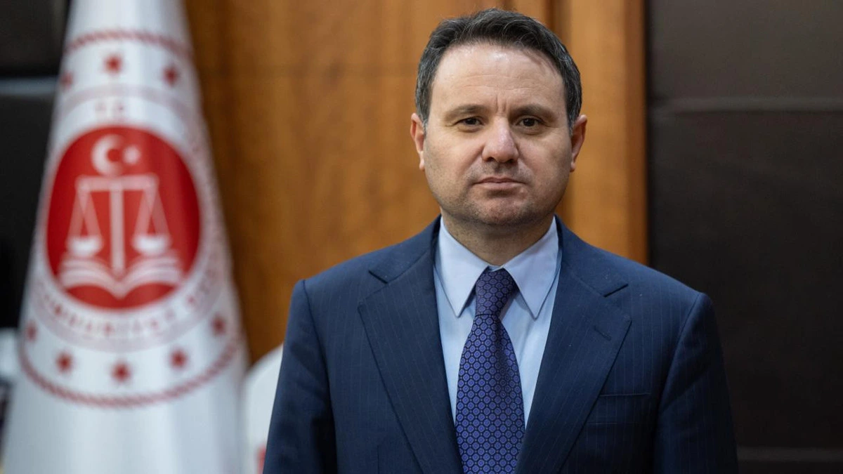 Adalet Bakanı Akın Gürlek, Adalet Bakanlığı ambleminin önünde