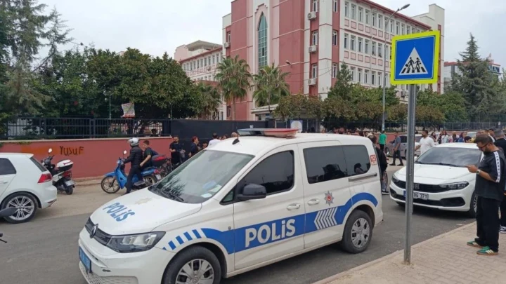 Aliye İzzet Begoviç Ortaokulu önünde polis aracı