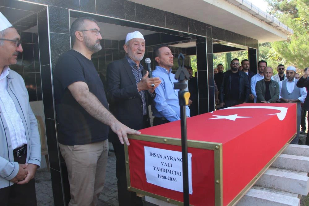 Türk bayrağına sarılı İhsan Ayrancı’nın tabutu önünde konuşan Adem Ayrancı