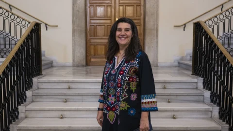 ADOB Müdürü Demet Gökalp merdivenlerin önünde poz veriyor