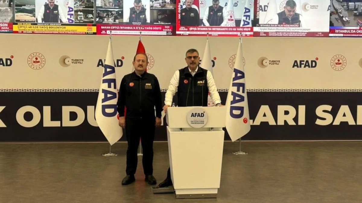 Mustafa Çiftçi ve AFAD personeli açıklama sırasında kürsüde