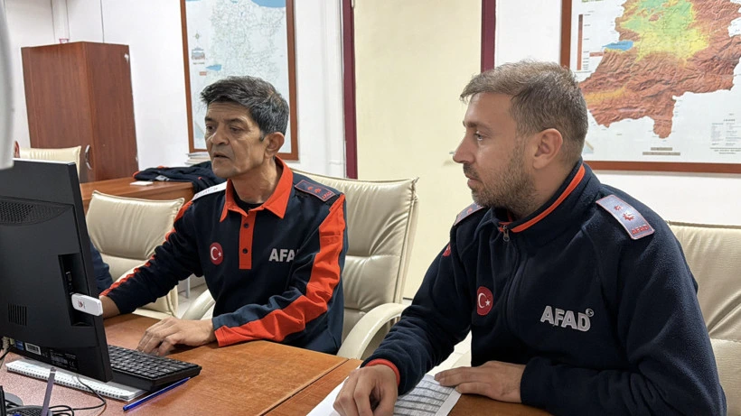 AFAD personelleri bir masada bilgisayar başında çalışıyor