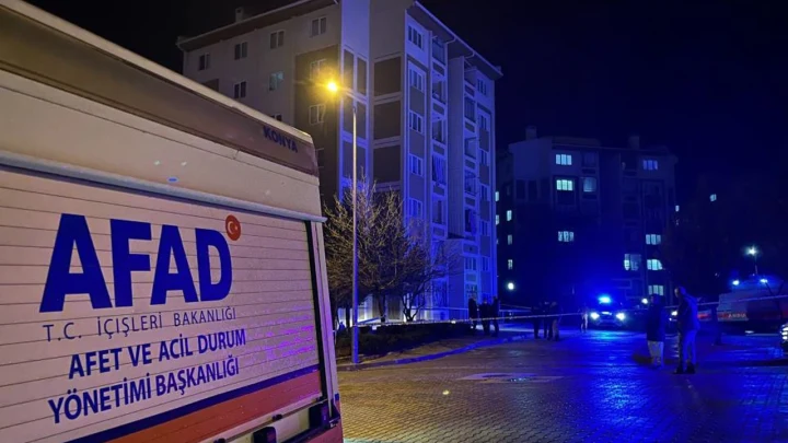 Gece saatlerinde bir AFAD aracı ve çevredeki binalar