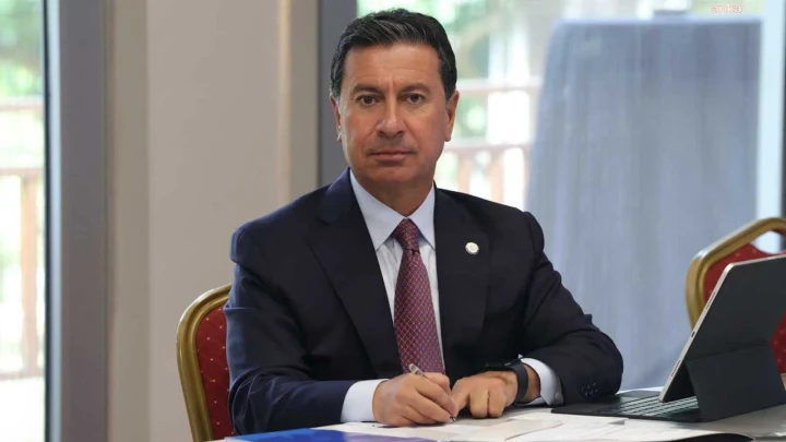 Muğla Büyükşehir Belediye Başkanı Ahmet Aras toplantı masasında oturuyor