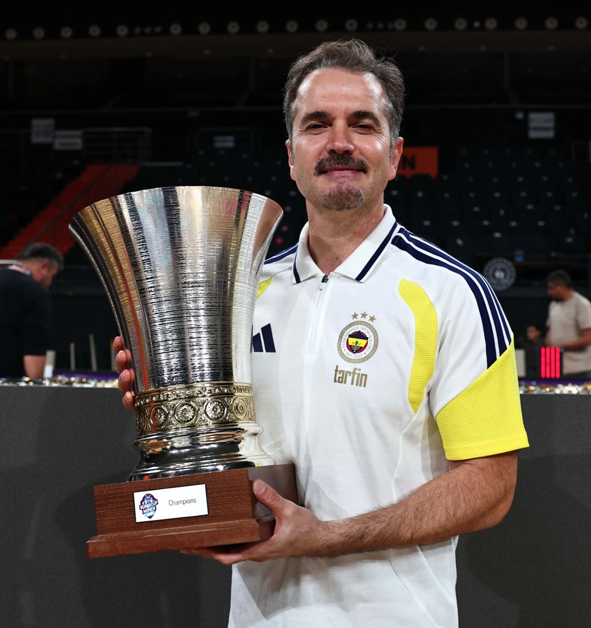 Fenerbahçe Tarfin başantrenörü Ahmet Çakı Süper Kupa’yı tutuyor