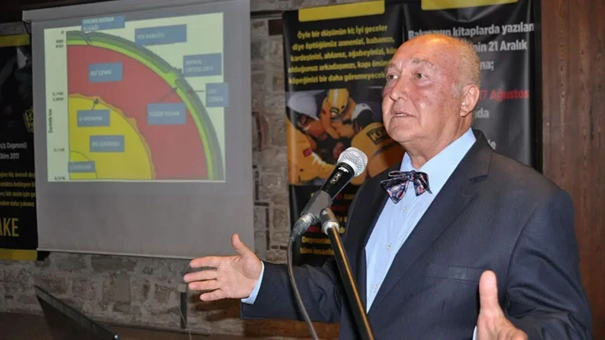 Ahmet Ercan bir sunum sırasında mikrofon başında konuşuyor
