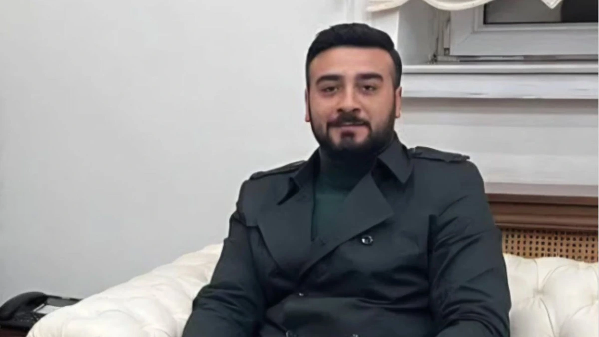 Ahmet Sefa Metin otururken çekilmiş portre fotoğrafı