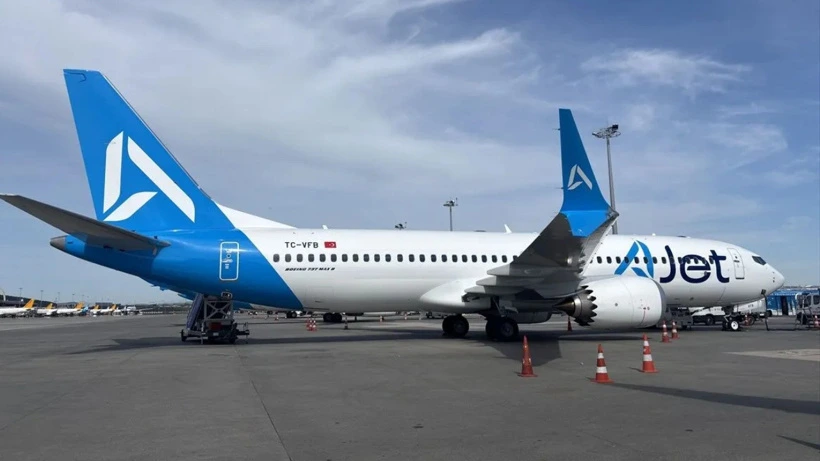 Apronda park hâlindeki AJet yolcu uçağı