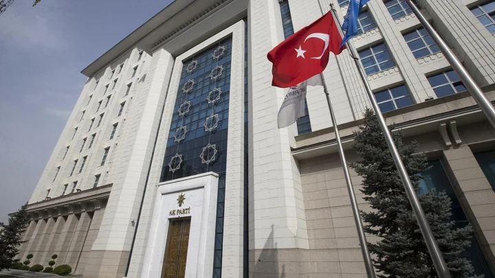 AK Parti binasının önünde Türk bayrağı