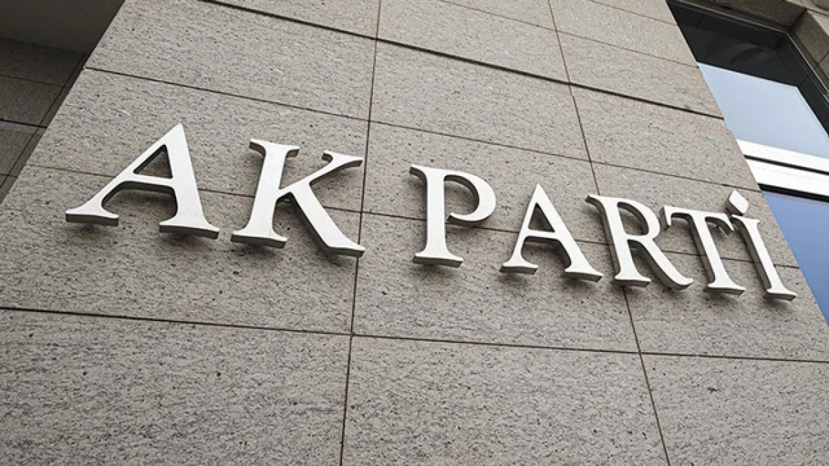 AK Parti binasının taş cephesinde AK Parti yazısı