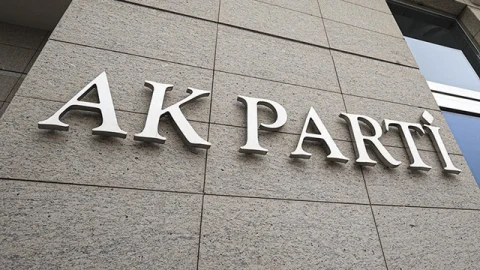 AK Parti binasının taş cephesinde AK Parti yazısı