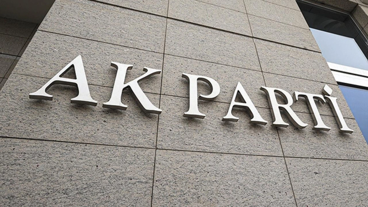 Taş duvar üzerinde AK Parti yazısı