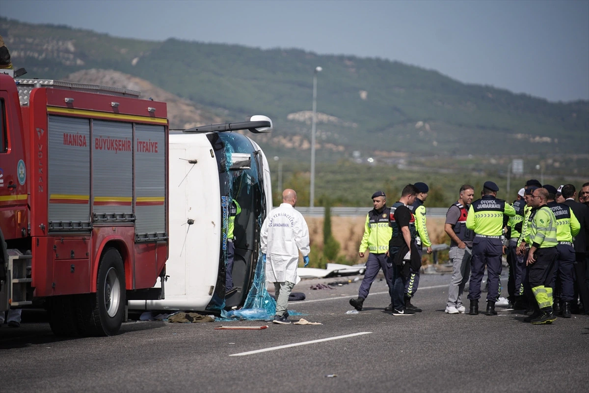 Akhisar’daki kaza yerinde itfaiye ve ekipler
