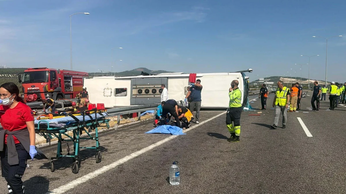Akhisar’daki kaza alanında sağlık ve kurtarma ekipleri ile sedye