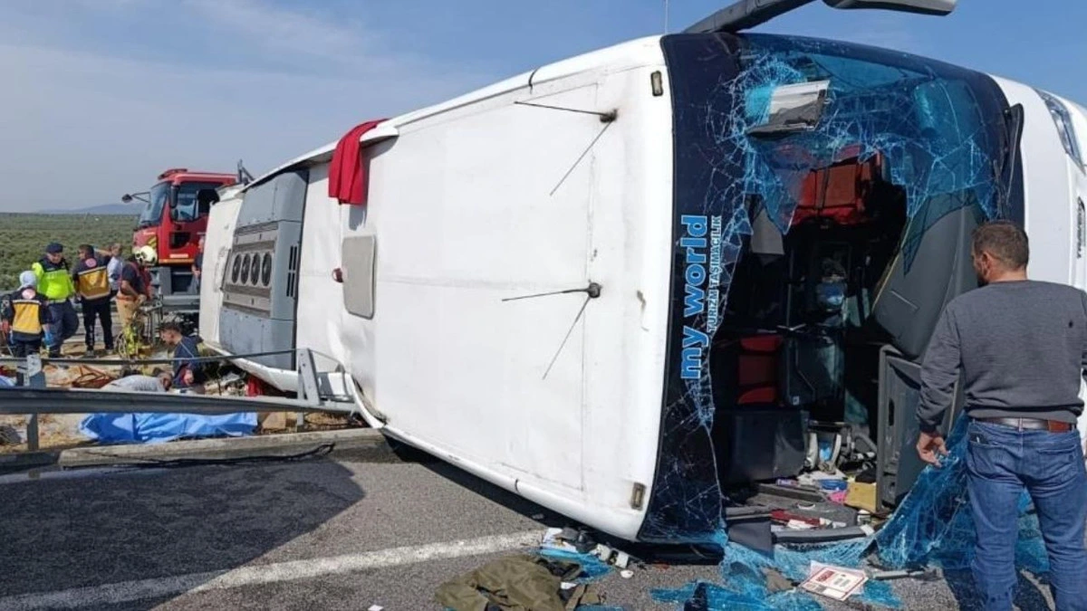 Akhisar’daki kazada yan yatmış tur otobüsü