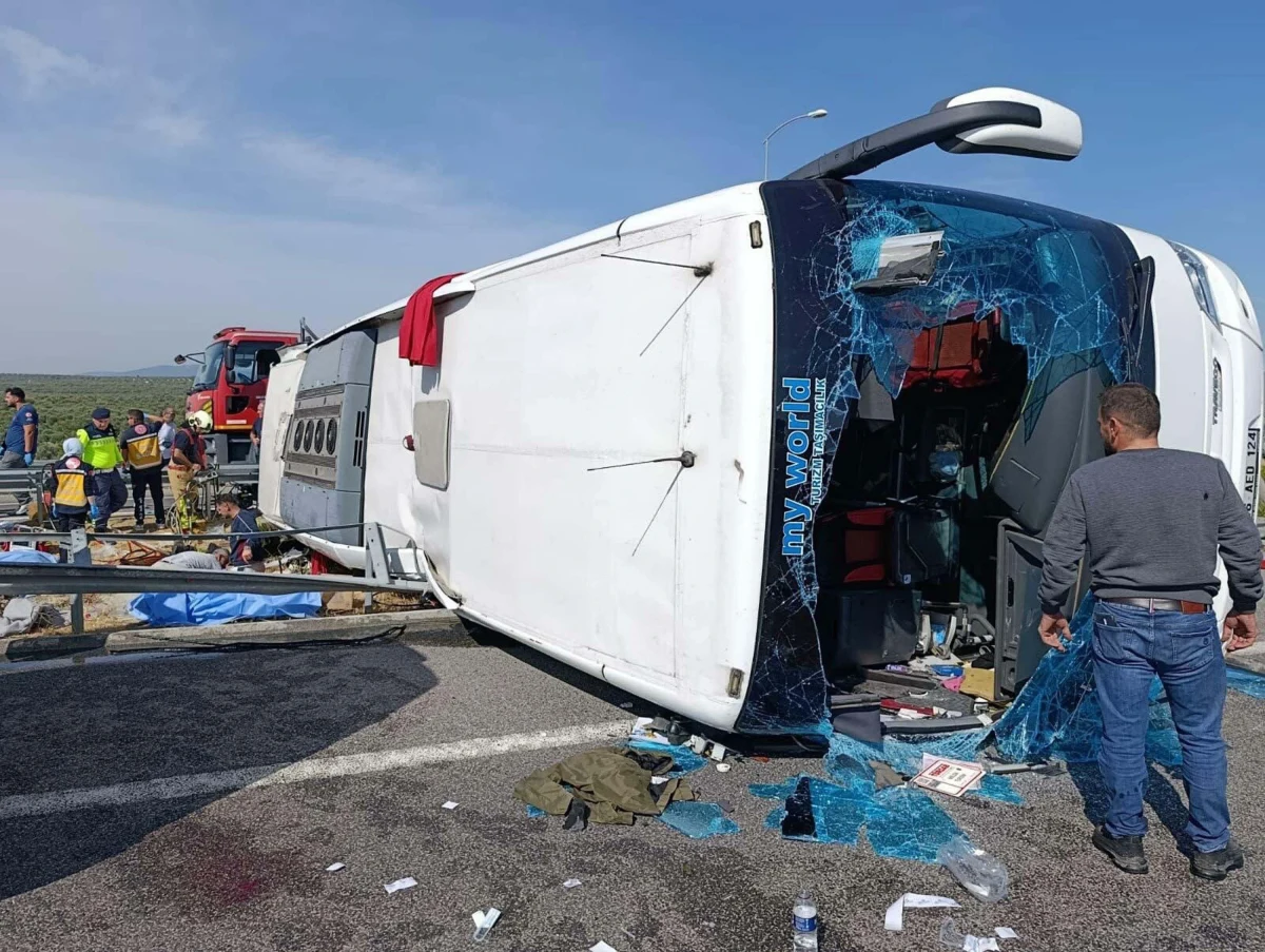 Akhisar’daki kazada yan yatan, ön camı hasar gören yolcu otobüsü