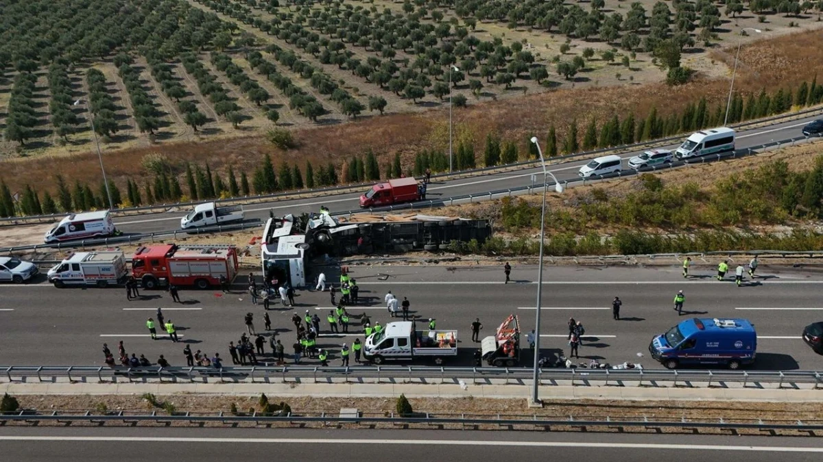 Akhisar’daki otobüs ve TIR kazasının ardından otoyolda yürütülen kurtarma çalışmaları